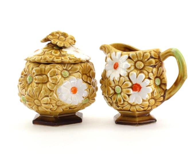 VINTAGE. 1970s Daisy Creamer and Sugar Set with Groovy Kitsch Flower Power