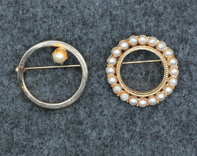 VINTAGE Your Choice Circle Pearl Brooch • Gold Tone Open Circle Pin • Minimalist or Faux Pearl Wreath • Classic Geometric Brooch