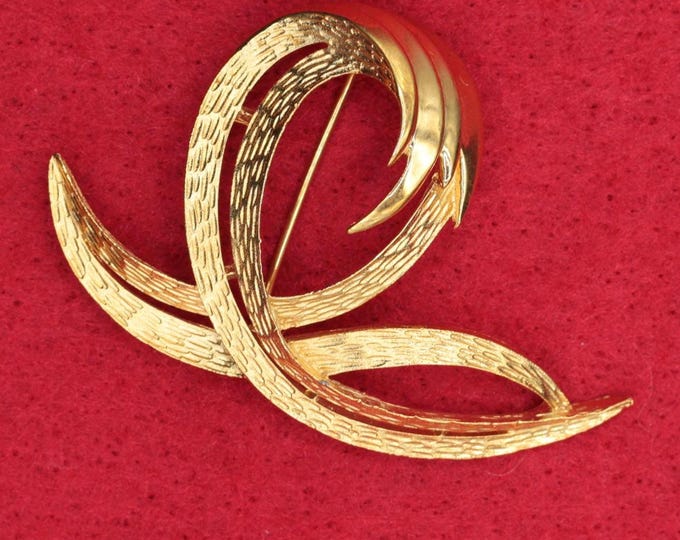 VINTAGE Trifari Goldtone Abstract Ribbon Brooch Pin. Modernist Swirl Design. Signed Trifari