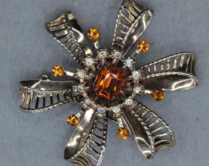 VINTAGE Atomic Ribbon Starburst Brooch • Amber Rhinestone & Silver Tone Openwork Pin • Mid Century Modern Floral Burst • 2-1/4"