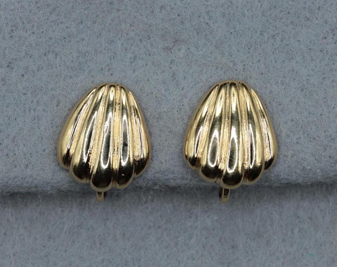 VINTAGE Sarah Coventry Gold Tone Ribbed Shell Earrings • Clip On Earrings • Classic Scallop Design • 3/4"
