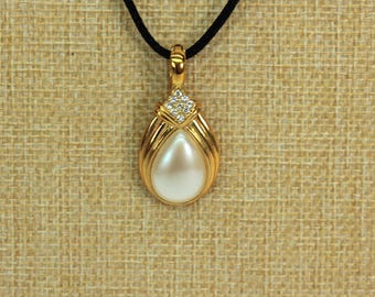 VINTAGE Faux Pearl Teardrop Pendant . Rhinestone Accent . Gold Tone Necklace Pendant . Elegant Bridal Jewelry