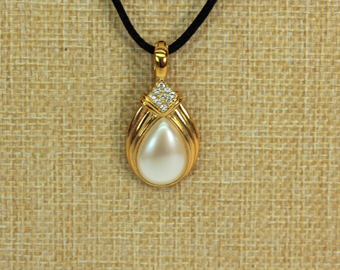 VINTAGE Faux Pearl Teardrop Pendant . Rhinestone Accent . Gold Tone Necklace Pendant . Elegant Bridal Jewelry
