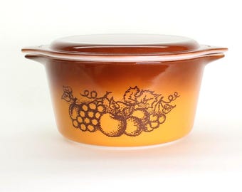 VINTAGE Pyrex Old Orchard Casserole. 1.5 Quart with Lid. Amber Brown Ombre. Pattern 943-B. 1970s Kitchen Glass.