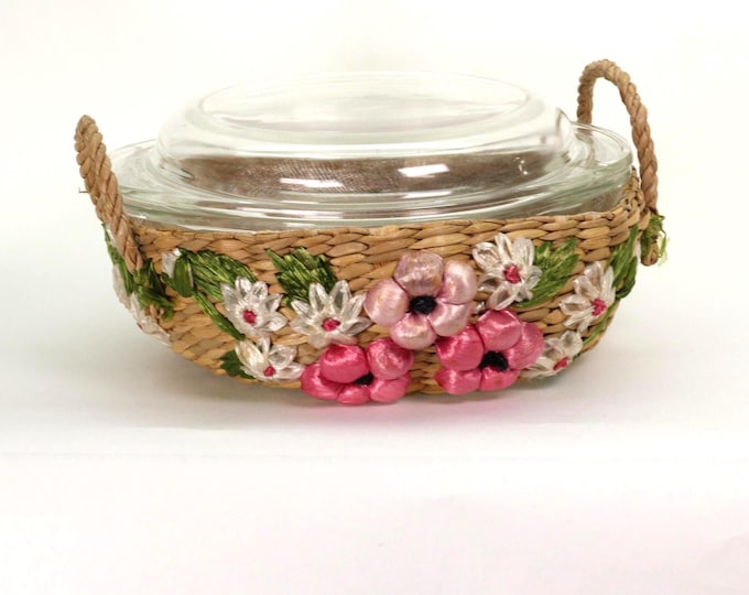VINTAGE Pyrex 1.5 Qt Casserole in Raffia Flower Basket. Tacky Chic Cottagecore Kitsch. Pink White Green Floral Carrier.