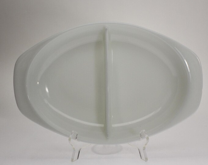 VINTAGE Mid-century Pyrex Oval Divided Dish 1083 1-1/2 quart. White.