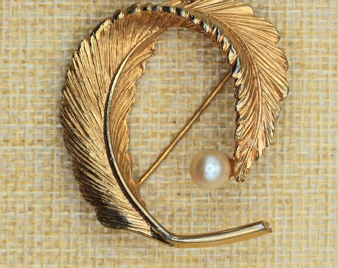VINTAGE Gold Tone Feather Leaf Brooch with Faux Pearl Dewdrop. Modernist Botanical Pin. Mid Century Jewelry
