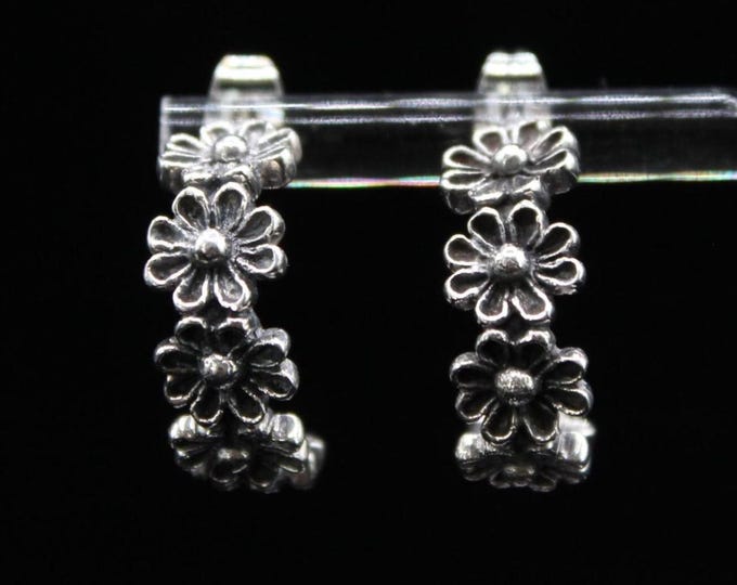 VINTAGE Silver Tone Daisy Hoop Earrings. Floral Retro Style.