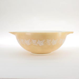 VINTAGE Pyrex Sandalwood Cinderella Bowl. 444 4-Quart Mixing Bowl. Mid-Century Tan & White Leaf Pattern.