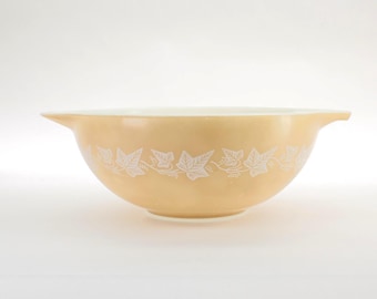VINTAGE Pyrex Sandalwood Cinderella Bowl. 444 4-Quart Mixing Bowl. Mid-Century Tan & White Leaf Pattern.