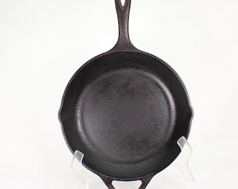 VINTAGE-STYLE Lodge Cast Iron Skillet. USA-Made. Seasoned & Ready to Use.