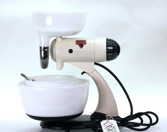 VINTAGE Sunbeam Mixmaster Model 7B “Eleanor” – Restored in Dover White with Juicer Set