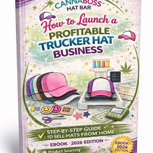 以下が含まれることがあります： 「How to Launch a Profitable Trucker Hat Business」というタイトルの本の表紙。さまざまな色のトラッカーハットのスタックと、その他の関連アイテムが特徴です。電子書籍には、製品調達、ブランディングのヒント、マーケティング戦略が含まれています。