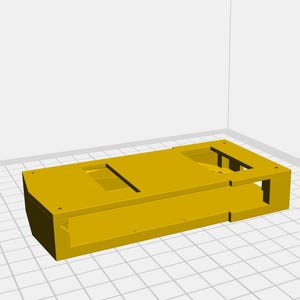 Puede incluir: Una caja de plástico amarilla con los lados abiertos y una abertura rectangular en la parte superior. La caja está diseñada para contener pequeños componentes electrónicos.