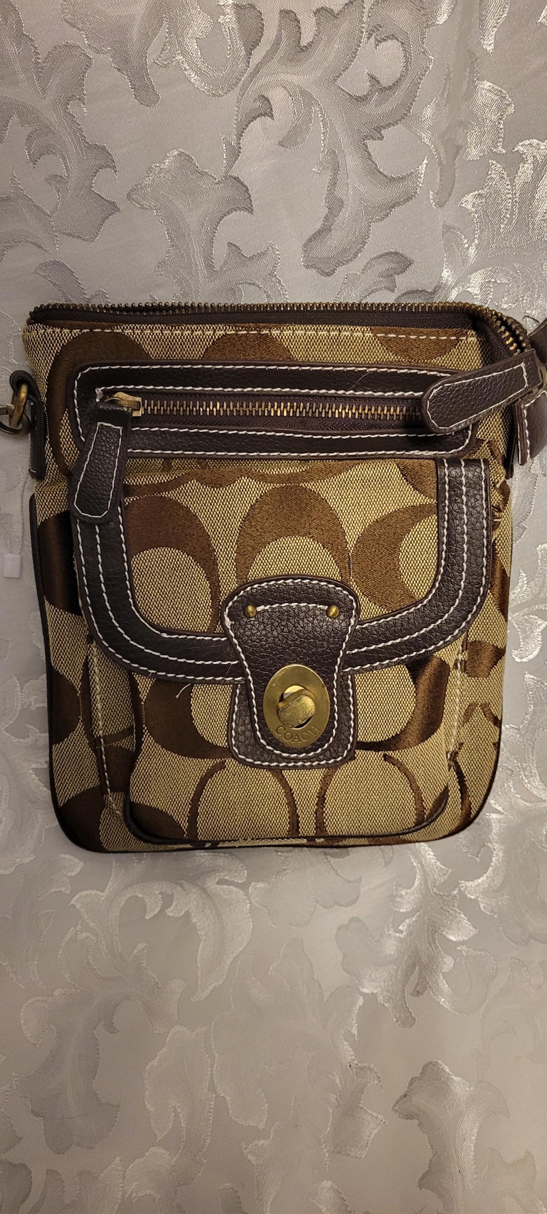 Coach Carly Signature Hobo Style Bag A2J-10619 in Excellent