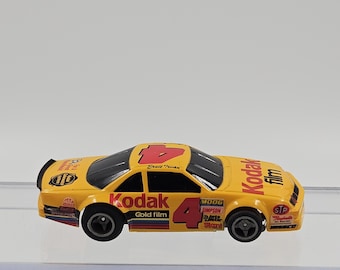 Película Kodak Gold de Chevy #4 con aspecto de slot car en AMARILLO/ROJO ESCALA 1/64