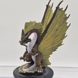 Miniaturas de Dungeons & Dragons - Dragão Dourado Enorme 61/72 (2004) WotC (Sem Carta)