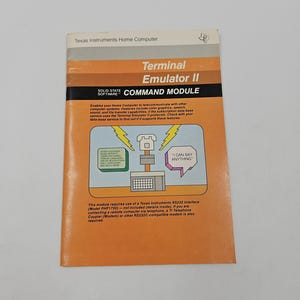 Könnte beinhalten: Geöffnete Broschüre für den Texas Instruments Home Computer. Das Cover ist orange und trägt den Text "Terminal Emulator II COMMAND MODULE". Eine Illustration zeigt einen Computer, der mit einer Telefonleitung verbunden ist. Der Text beschreibt die Funktionen.