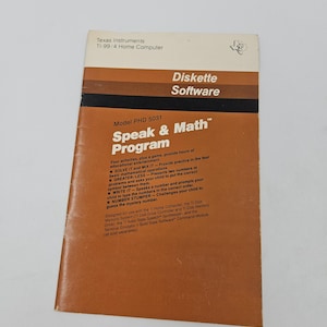 Może przedstawiać: Rustykalny drewniany szyld z napisem "Welcome to our home" w białych literach. Szyld ma postarzaną powierzchnię i prosty, zapraszający design, idealny na werandę lub do przedpokoju.