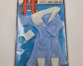 Conjunto de ropa de muñeca de moda vintage Lisa con abrigo de invierno azul, botas y bolso blancos