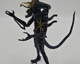 Figura de acción de ALIENS serie 12 XENOMORPH WARRIOR Azul (dañado por la batalla)