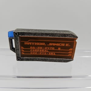 Peut inclure: Ensemble de trois bols en céramique gigognes de tailles graduées. Les bols sont blancs avec une finition texturée et mouchetée et présentent un bord légèrement évasé. Le plus grand bol mesure environ 20 cm de diamètre.