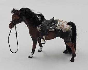 Modèle Grand Champion Appaloosa Brown Spotted Horse avec selle et rênes