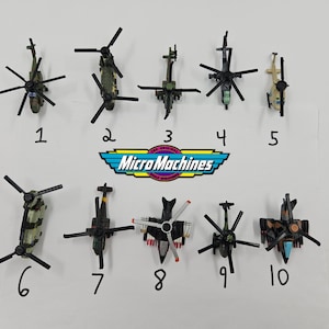 Puede incluir: Una colección de diez helicópteros de juguete Micro Machines, cada uno con diseños detallados y colores variados, incluyendo verde, negro y beige. El logotipo de Micro Machines está presente.
