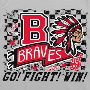 Op de afbeelding: Een grijs t-shirt met een rood en zwart ontwerp. Het ontwerp bevat een grote rode letter "B", het woord "BRAVES", een Indiaanse hoofdtooi, sterren en de zin "GO! FIGHT! WIN!" Een schuimvinger met nummer één is ook inbegrepen.
