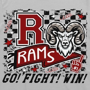 Könnte beinhalten: Graues T-Shirt mit einem Rams-Grafikdesign. Das Design zeigt ein großes rotes "R", einen Widderkopf, das Wort "RAMS" auf einem Banner und den Satz "GO! FIGHT! WIN!" in Schwarz.