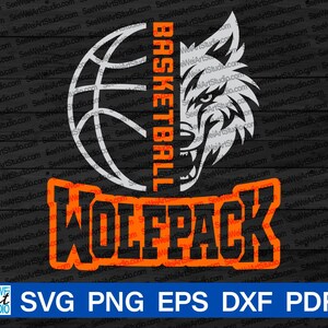 Puede incluir: Diseño gráfico con una pelota de baloncesto y una cabeza de lobo, divididos verticalmente con la palabra "BASKETBALL" en naranja. Debajo, la palabra "WOLFPACK" se muestra en naranja. El diseño incluye el texto "SVG PNG EPS DXF PDF".