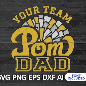 Op de afbeelding: Een grafisch ontwerp met de woorden "Your Team Pom Dad" in goud en wit, met een pompom-afbeelding. Het ontwerp staat op een donkere houtnerf achtergrond. De onderkant van het ontwerp bevat de tekst "SVG PNG EPS DXF AI" en "FONT INCLUDED".