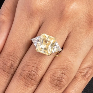 Bague de fiançailles en diamants taillés en laboratoire Radiant Cut : or jaune à trois pierres