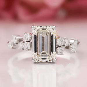 Anillo de compromiso con diamantes cultivados en laboratorio de talla esmeralda de 2,20 quilates: engaste en racimo