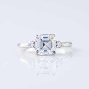 1.50ct Asscher Cut Lab-Grown Diamant Ring: 14K Gold Drei-Stein-Trilogie