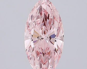 Puede incluir: Un diamante rosa claro con talla marquesa. La gema tiene una punta en cada extremo y está facetada para reflejar la luz. El diamante está sobre un fondo gris claro.