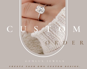Può includere: Primo piano di una mano che indossa un anello d'argento con un grande diamante a cuscino. L'anello è incastonato in una fascia semplice e il diamante è circondato da un alone di diamanti più piccoli. Il testo "CUSTOM ORDER" è visibile sullo sfondo.