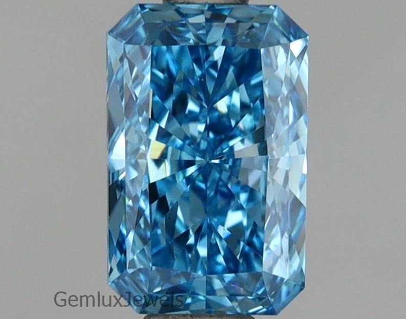 鮮やかなブルーのラディアントカットのラボグロウンダイヤモンド