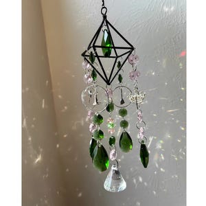 Wicked Themed Suncatcher, Elphaba Glasverzierung für magische Wohnkultur, perfektes Geschenk für Wicked Fans und Elphaba-Liebhaber