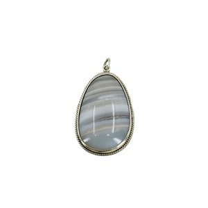 Vartan Studio - Colgante personalizado de plata de ley con piedra preciosa de cabujón de calcedonia y ágata de encaje con bandas grises hecho a mano