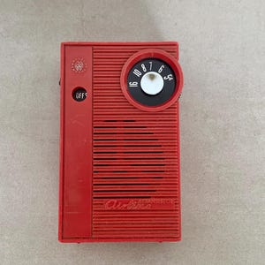 Airline 6 Transistor Handheld AM Radio 9V Works Vintage Electronics Antique Radio Gifts For Geeks OG Walkman