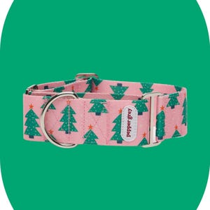 Op de afbeelding: Roze hondenband met een groen kerstboommotief en de tekst "pepper grey" op een wit label.