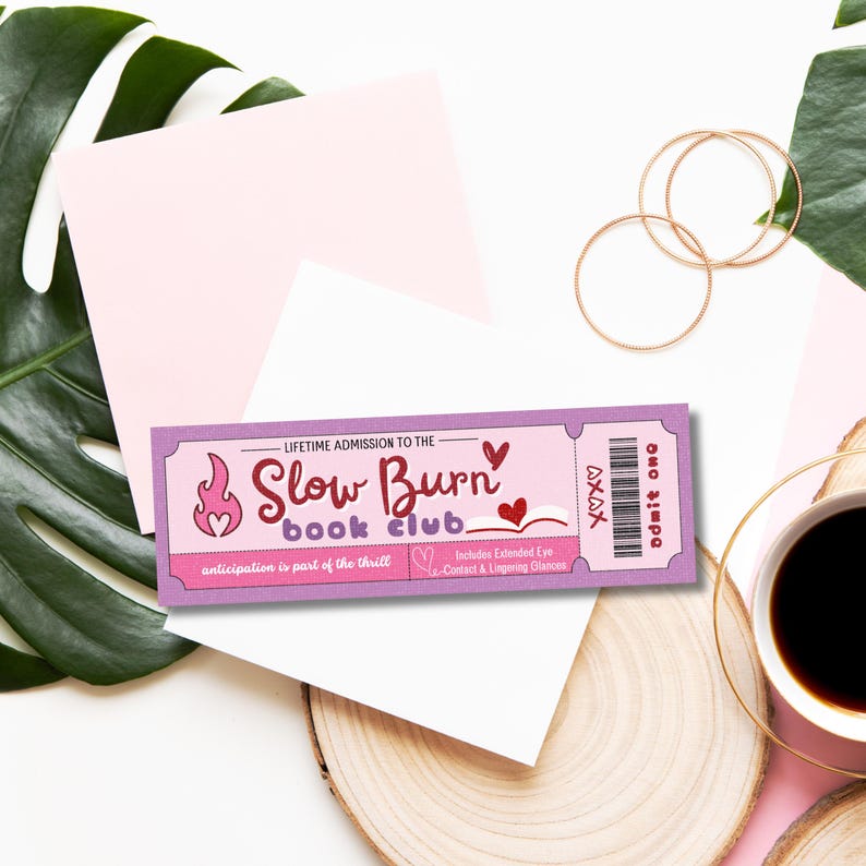 K&ouml;nnte beinhalten: Ein lila und rosa Ticket mit dem Text "Slow Burn book club" in Rot. Das Ticket hat eine Flamme mit einem Herzen darin und ein Buch mit einem Herzen darin. Der Text "Lifetime Admission to the" steht &uuml;ber dem Titel und der Text "anticipation is part of the thrill" steht unter dem Titel. Der Text "Includes Extended Eye Contact & Lingering Glances" befindet sich auf der rechten Seite des Tickets. Der Text "admit one" befindet sich auf der rechten Seite des Tickets.