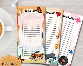 Puede incluir: Tres blocs de notas To Do List de temática retro con diseños únicos. Uno presenta un gráfico de cinta de cassette, otro un mando de videojuegos y el tercero un disco de vinilo. Cada bloc de notas tiene un diseño rayado para facilitar la toma de notas.
