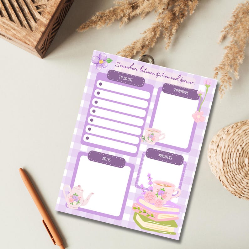 Puede incluir: Un bloc de notas a cuadros morado y blanco con secciones para listas de tareas, recordatorios, notas y prioridades. El bloc de notas presenta ilustraciones florales, tazas de t&eacute; y el texto "Somewhere between fiction and forever."