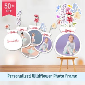 以下が含まれることがあります： 若い女の子のバレエ衣装の写真が飾られた、花瓶のデザインのパーソナライズされたワイルドフラワーフォトフレーム。「Samantha」という名前が入り、花のアクセントと50％オフのプロモーションで飾られています。