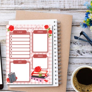 Puede incluir: Un cuaderno con espiral con un dise&ntilde;o a cuadros rosa y blanco, con el texto "Romanticizing every chapter". El cuaderno incluye secciones para listas de tareas, recordatorios y notas, decoradas con rosas rojas e ilustraciones de libros. Tambi&eacute;n se ven una taza de caf&eacute; y unas gafas.