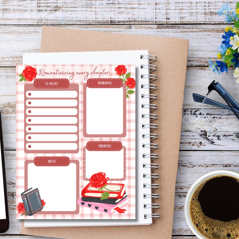 Puede incluir: Un cuaderno con espiral con un dise&ntilde;o a cuadros rosa y blanco, con el texto "Romanticizing every chapter". El cuaderno incluye secciones para listas de tareas, recordatorios y notas, decoradas con rosas rojas e ilustraciones de libros. Tambi&eacute;n se ven una taza de caf&eacute; y unas gafas.