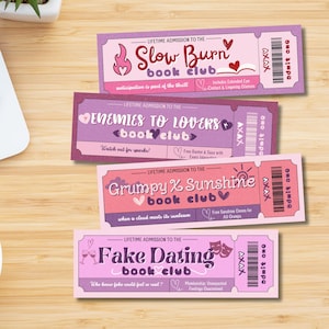 K&ouml;nnte beinhalten: Vier rosa und violette karten in Form von Tickets mit dem Text "Lebenslange Zulassung zum" gefolgt von einem anderen Buchclubnamen auf jeder Karte. Die Buchclubnamen sind "Slow Burn", "Enemies to Lovers", "Grumpy & Sunshine" und "Fake Dating". Jede Karte hat eine kleine Grafik und einen Slogan.