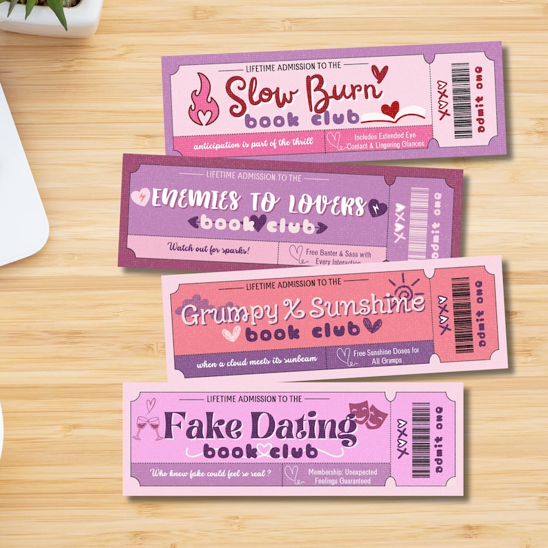 K&ouml;nnte beinhalten: Vier rosa und violette karten in Form von Tickets mit dem Text "Lebenslange Zulassung zum" gefolgt von einem anderen Buchclubnamen auf jeder Karte. Die Buchclubnamen sind "Slow Burn", "Enemies to Lovers", "Grumpy & Sunshine" und "Fake Dating". Jede Karte hat eine kleine Grafik und einen Slogan.